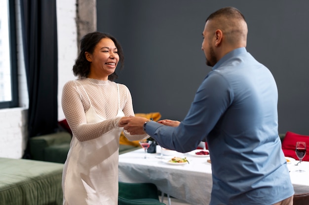 Foto gratuita dilettanti latini che ballano la salsa.