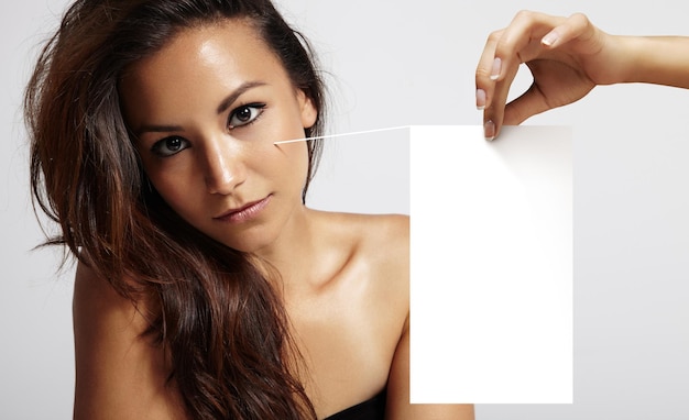 Latin woman with ideal skin and hand holding a note