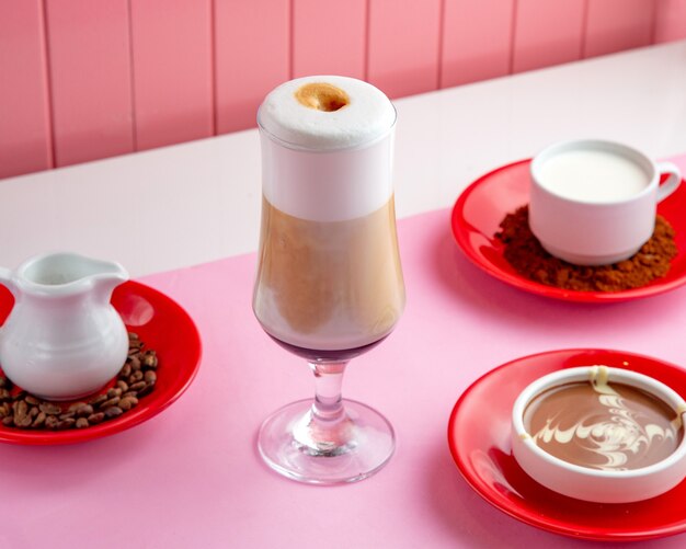 テーブルの上のコーヒー豆と蒸しミルクチョコレートとラテマチャアットコーヒー