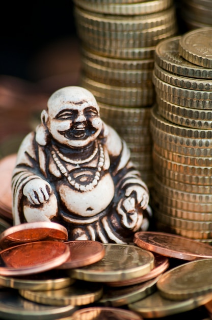 Бесплатное фото Смех будды перед монетами