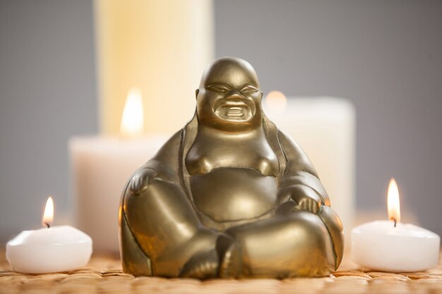 Laughing Buddha статуэтка и зажгли свечи на коврик