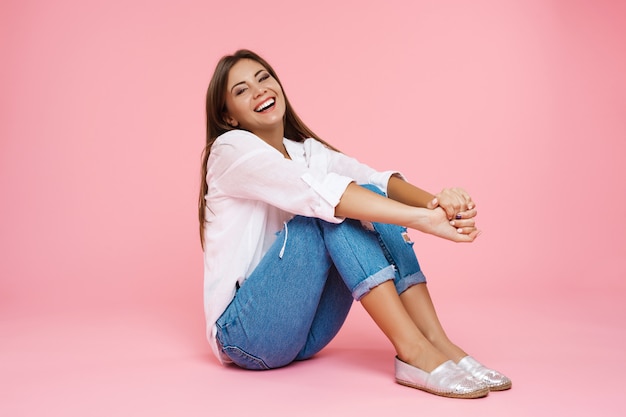 Free photo laughing college student relaxing after hard assignments and exams