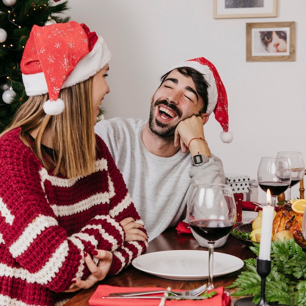 Foto gratuita coppia ridendo alla cena di natale