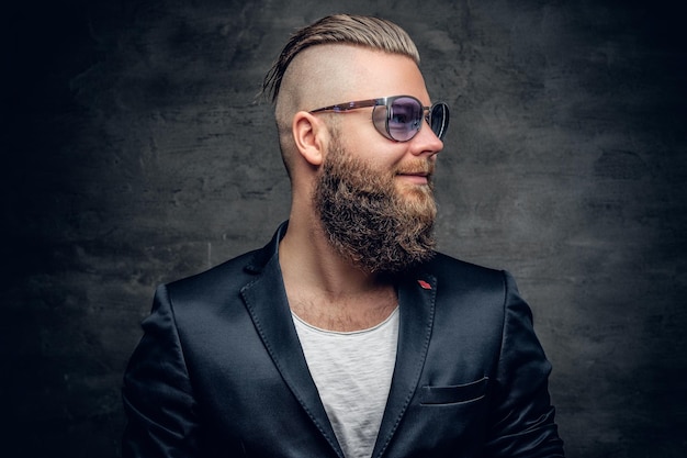 Free photo laughing fashionable bearded male in sunglasses, dressed in a purple jacket.