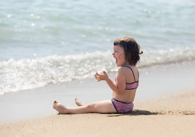 모래 해변에 웃는 여자
