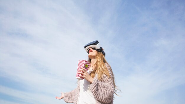 Смеющаяся девушка в очках VR снаружи