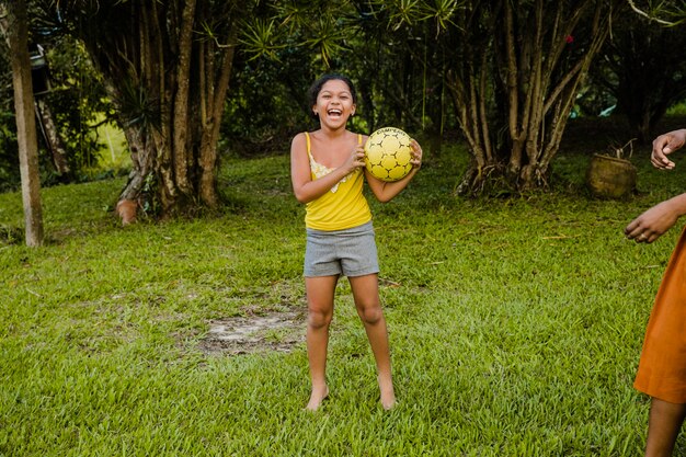 Смеющаяся девушка с мячом