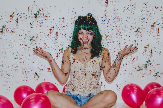 Foto gratuita ragazza ridente con confetti