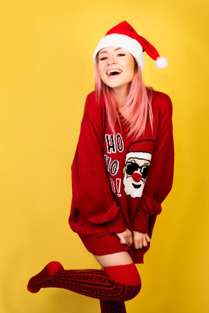 빨간 산타 옷과 함께 웃는 소녀