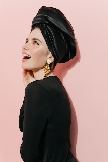 Free photo laughing pretty woman posing in turban and golden earrings