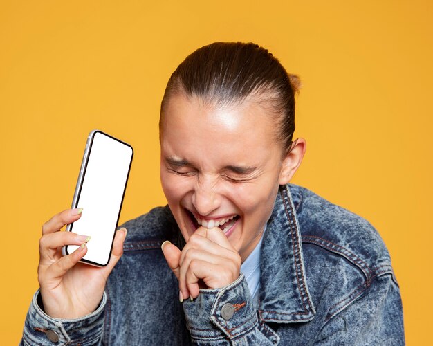 スマートフォンを持って笑う女性