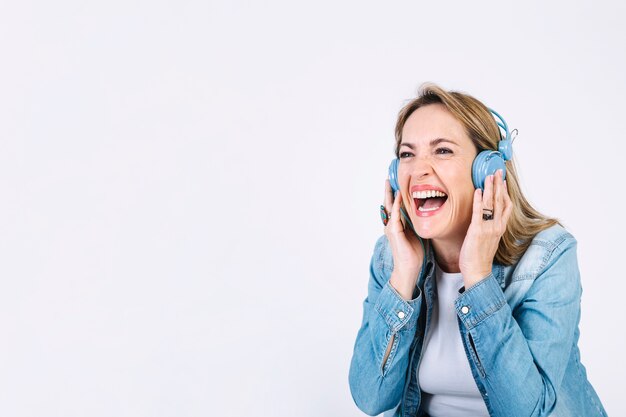 音楽を聴いて笑う女性