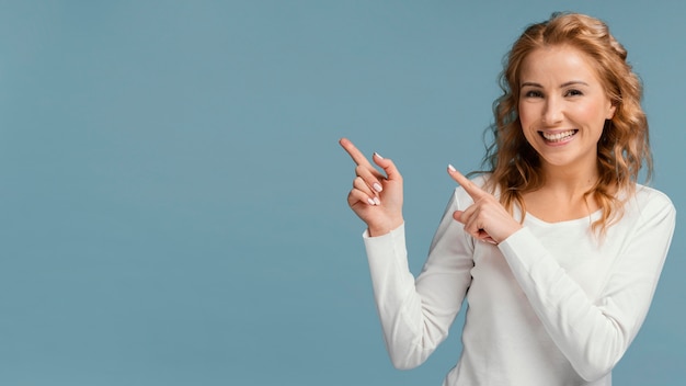 Free photo laughing woman pointing