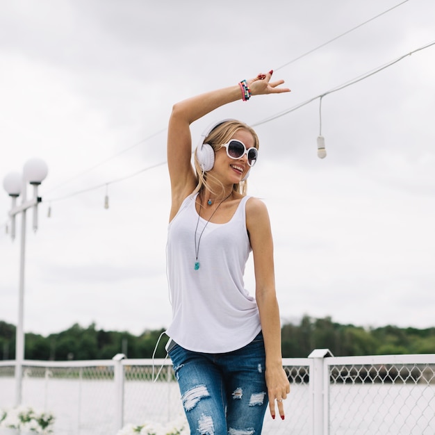 Free photo laughing woman showing peace gesture