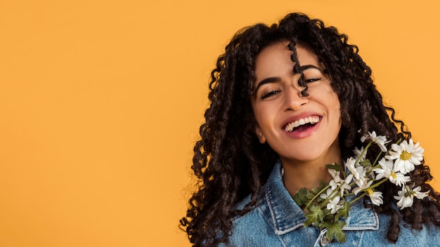 Free photo laughing woman with flowers