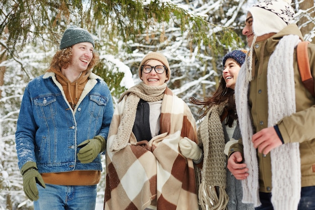 Смеющиеся молодые люди в зимнем лесу