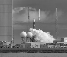 Launch of falcon 9 with starlink 4 payload at launch complex 40, cape canaveral air force station