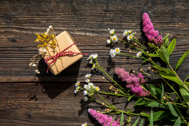 라벤더 꽃다발과 작은 선물