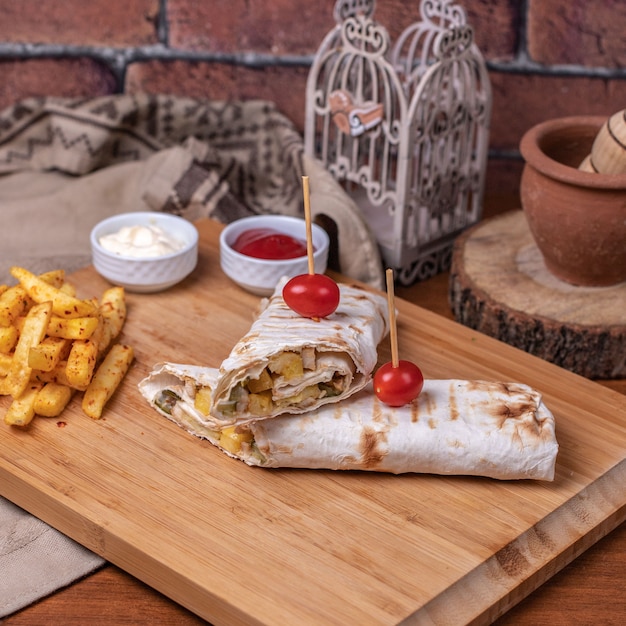 Бесплатное фото Лаваш сэндвичи с картофелем фри и соусами.