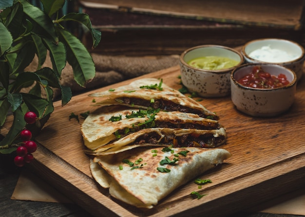 Free photo lavash stuffed with meat and roasted