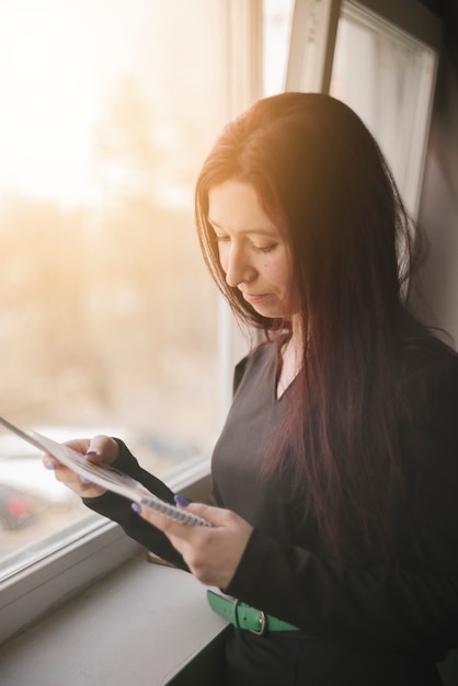 Foto gratuita avvocato che fa il suo lavoro