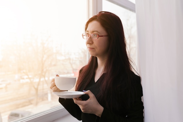 コーヒーを飲んでいる弁護士