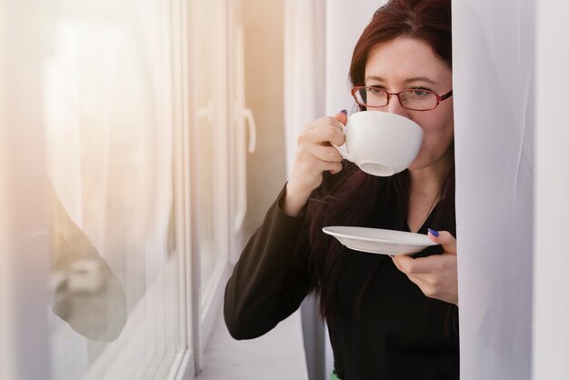 コーヒーを飲んでいる弁護士