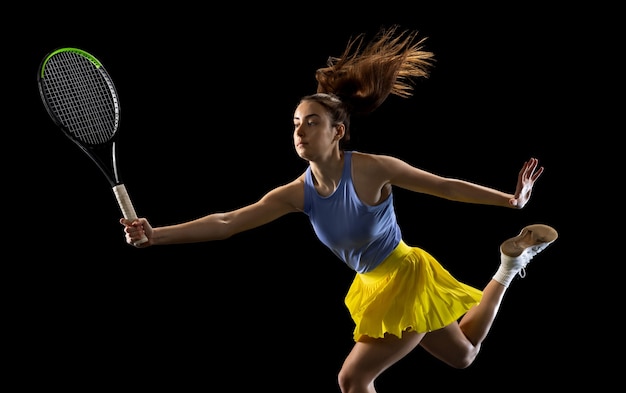 Бесплатное фото Лидер. молодая кавказская женщина играет в теннис изолированы