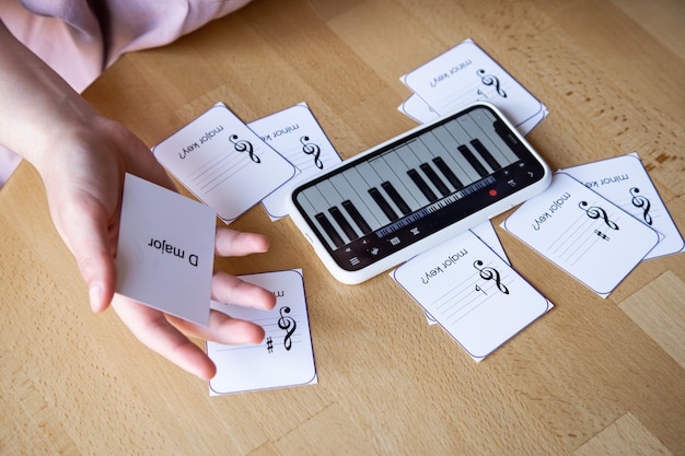 Изучите теорию музыки, сольфеджио и ноты с помощью приложения для фортепиано на телефоне и обучающих карточек.