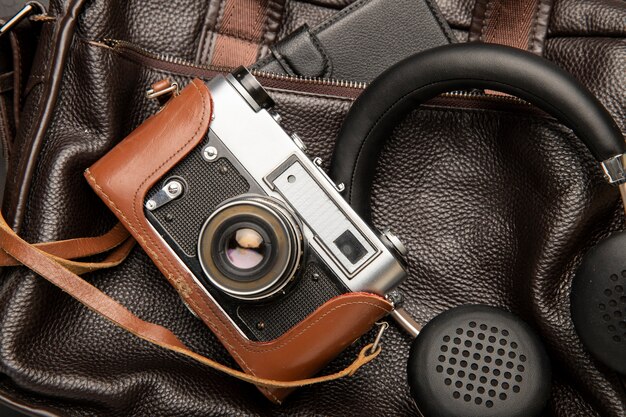 ヘッドフォンとカメラ付きの旅行用レザーバッグ