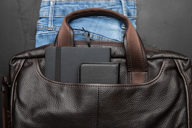 Borsa in pelle da viaggio con jeans e portafoglio