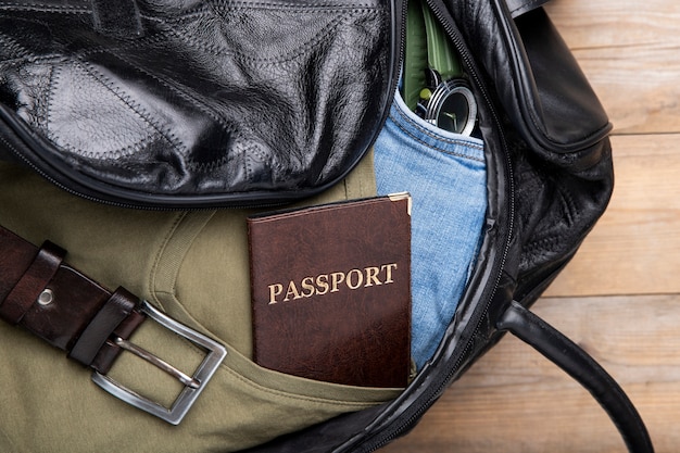 여권과 함께 여행을 위한 가죽 가방