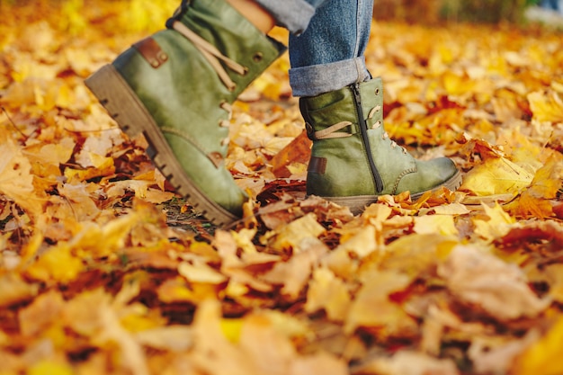 秋の紅葉を歩く革の靴