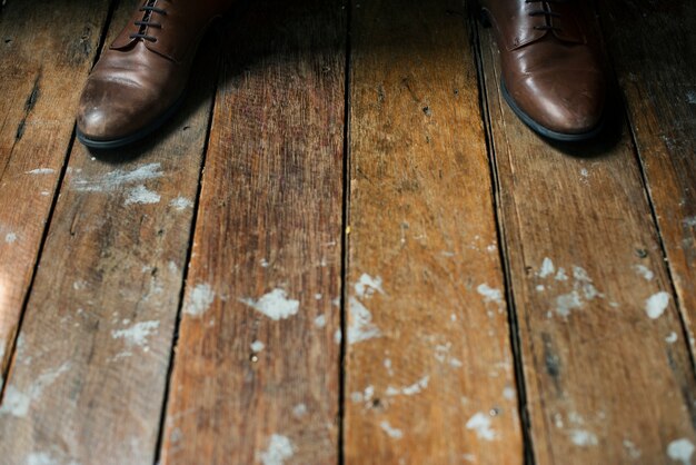 木製の床の革靴