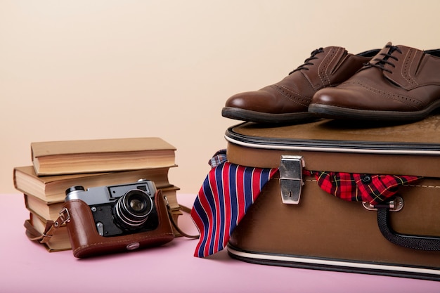 Кожаный чемодан с обувью и одеждой