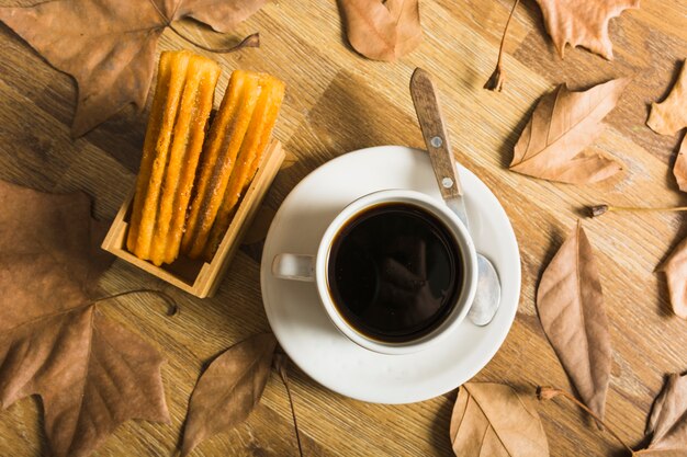 과자와 커피 주위에 나뭇잎