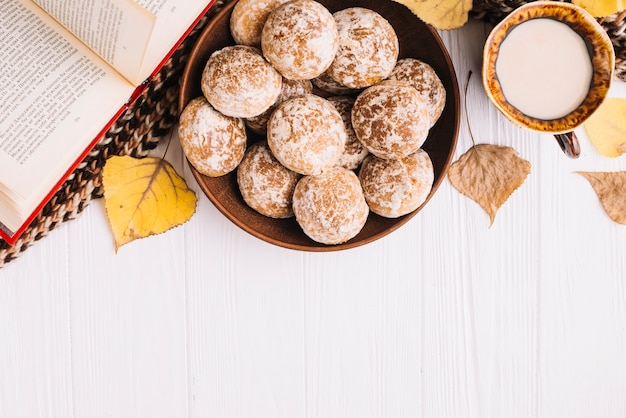 Foto gratuita lascia e prenota vicino a snack e bevande