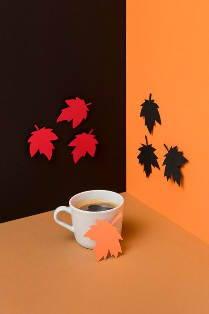 Листья рядом с чашкой кофе