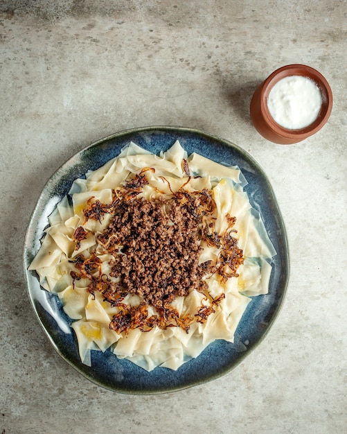 Foto gratuita foglie di khinkali con yogurt acido