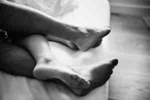 Foto gratuita gambe di una coppia che dorme nel letto