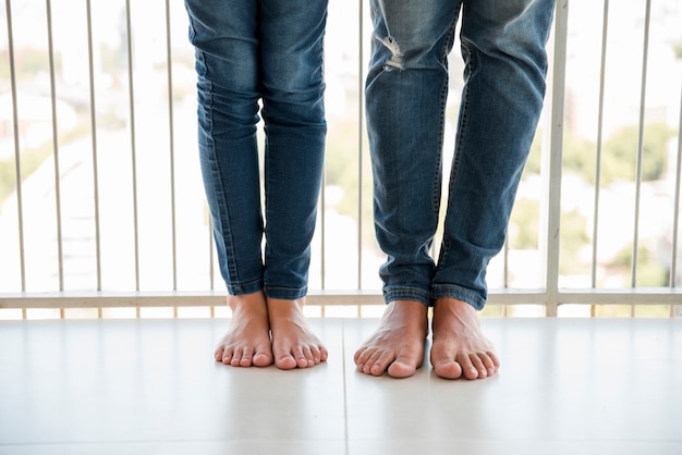 Foto gratuita gambe di padre e figlia