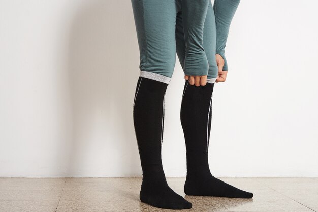 겨울 기본 레이어와 검은 색 긴 열 양말에 남자 운동 선수의 다리