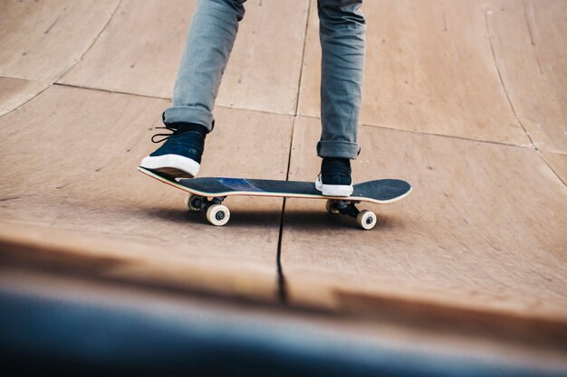 スケートボード上の脚