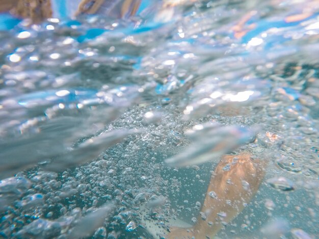 Ноги плавающего человека под водой