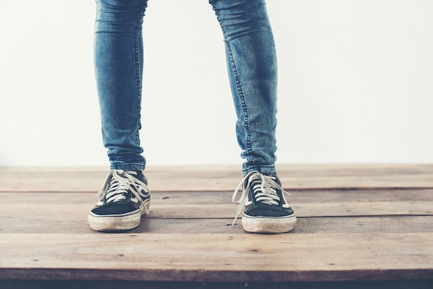 Gambe con pantaloni e scarpe blu