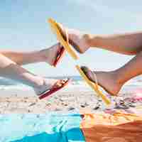 Foto gratuita gambe di donna in spiaggia