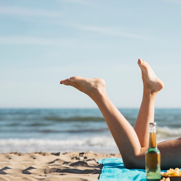 Foto gratuita gambe di donna in spiaggia