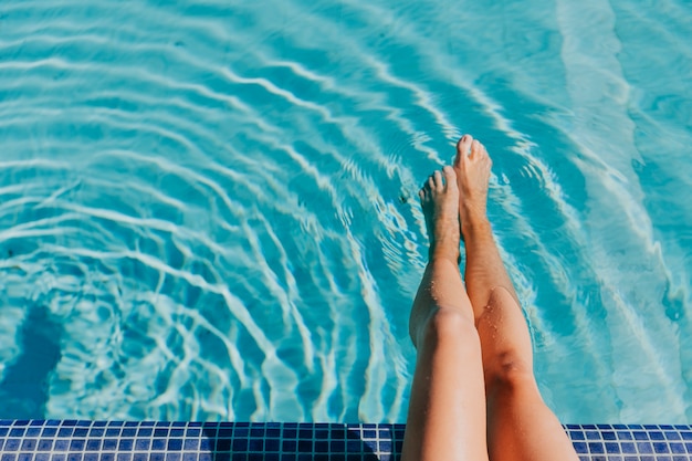 Ноги женщины в бассейне
