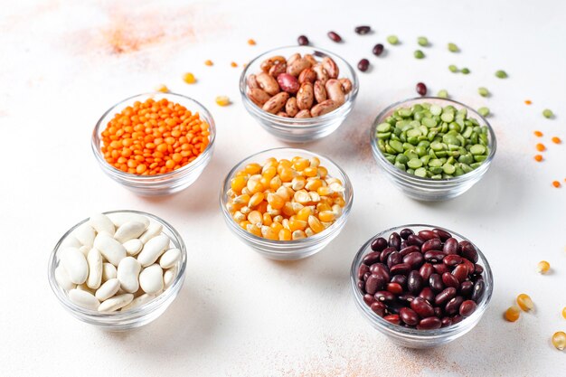 콩류와 콩 구색 건강한 비건 단백질 식품.
