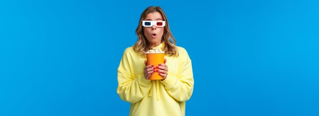 Free photo leisure fun and youth concept speechless astonished young worried girl with blond hair in d glasses